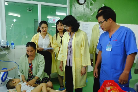 越南国家副主席邓氏玉盛走访慰问岘港市困难患儿。