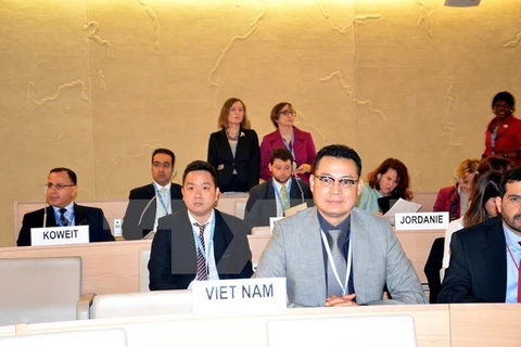 参加联合国人权理事会会议的越南代表团（图片来源：越通社）