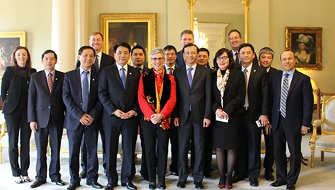 ​越南河内市人民委员会代表团与维多利亚州总督琳达·德绍合影。（图片来源：​越南信息报）