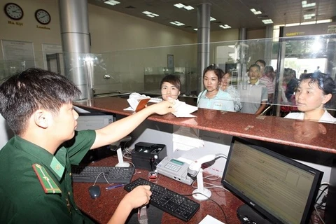 边防部队给中国游客办理入境手续​ （图片来源：越通社）