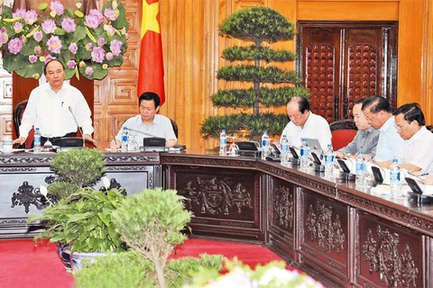 越南政府总理阮春福主持会议。（图片来源：越南人民报） 