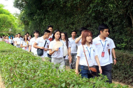 参加2015年夏令营的青年代表参观胡志明主席家乡（图片来源：越通社）