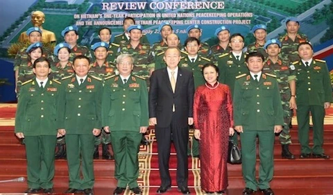 联合国秘书长潘基文2015年5月同越南维和中心干部人员合影。