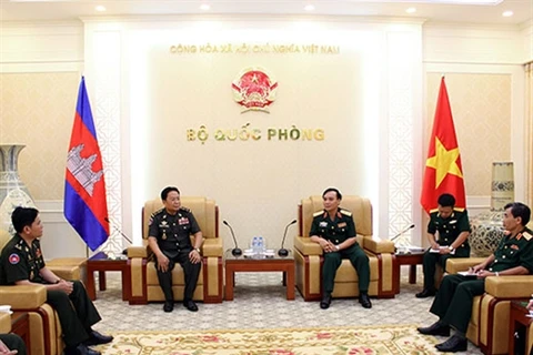 越南人民军副总参谋长范鸿香中将会见柬埔寨国防部法制局局长Mam Sophat 大将。（图片来源：mod.gov.vn）