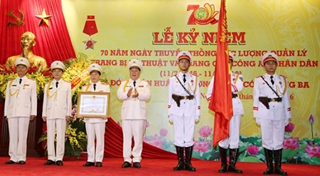 裴文成副部长授予技术装备及着装供应管理局的三级军功勋章（图片来源于《人民报》）