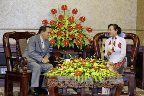 胡志明市人民议会主席阮氏决心会见老挝建国阵线万象委员会主席波翁替营•筐斯（图片来源：越通社）