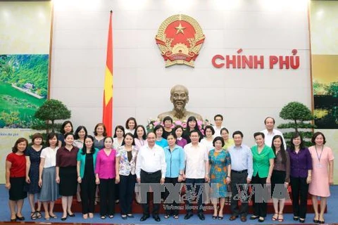 越南政府总理阮春福同越南妇女联合会代表合影（图片来源：越通社）