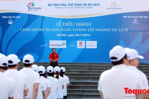 越南文化体育旅游部旅游总局在河内举行集会，庆祝旅游部门成立56周年。