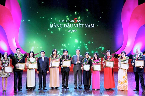 越南政府副总理武德儋向10家五星级酒店及度假村颁奖。