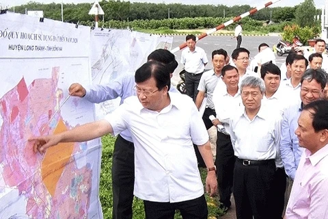 郑廷勇副总理一行实地考察龙城国际机场建设之地。