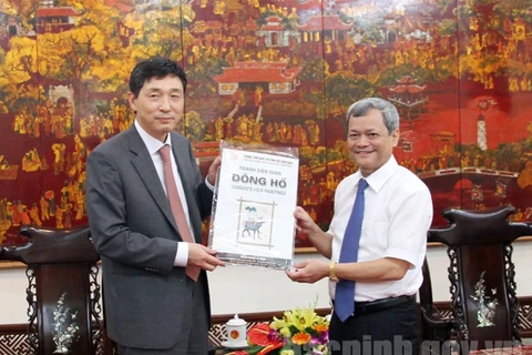 北宁省人民委员会主席阮子琼与韩国新任驻越大使李赫。