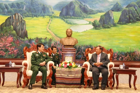 老挝国家主席本扬·沃拉吉会见越南人民军总政治局主任梁强上将（图片来源：越通社）