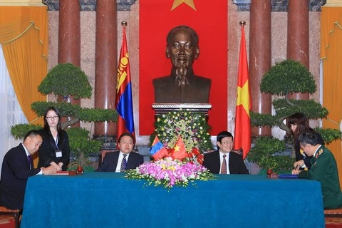 2013年蒙古总统访问越南 双方签署防务领域合作文件（图片来源：越通社）