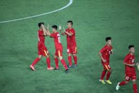 越南U16队球员庆祝进球（图：体育报）