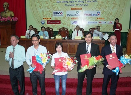 经营许可证颁发仪式​ （图片来源：​ laodong.com.vn）