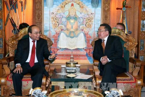 越南政府总理阮春福​与蒙古国总统查希亚·额勒贝格道尔吉（图片来源：越通社）