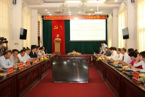 老挝政府总理办公厅主任培·蓬皮帕同宁平省领导举行会议（图片来源：ninhbinh.gov.vn） 