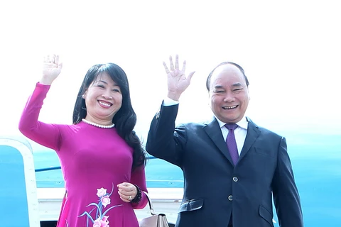 越南政府总理阮春福和夫人抵达乌兰巴托成吉思汗国际机场（图片来源：越通社） 