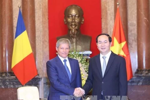 陈大光主席（右）与罗马尼亚总理达契安•乔洛什（左）（图片来源：越通社）