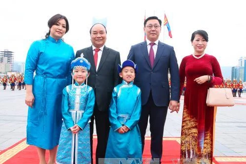 越南政府总理阮春福和夫人与蒙古国总理扎尔格勒图勒嘎·额尔登巴特和夫人合影。