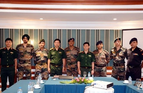 印度年轻军官与军队青年工作部、越南国防战略研究院的代表合影留念（图片来源：人民军队报）