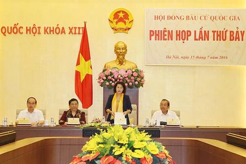 越南国会主席、国家选举委员会主席阮氏金银主持召开会议。