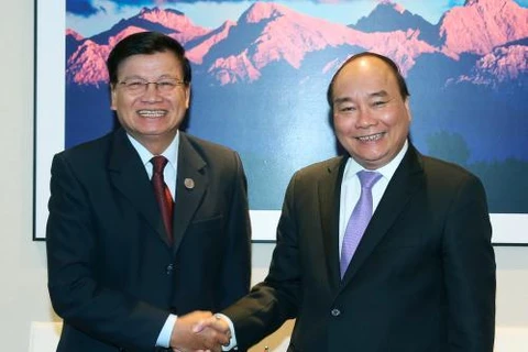 越南政府总理阮春福会见老挝总理通伦