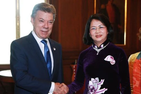 越南国家副主席邓氏玉盛与哥伦比亚总统胡安·曼努埃尔·桑托斯·卡尔德龙。