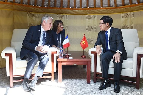 越南政府副总理兼外交部长范平明会见法国外交与国际发展部长让-马克·艾罗（图片来源：baochinhphu.vn）