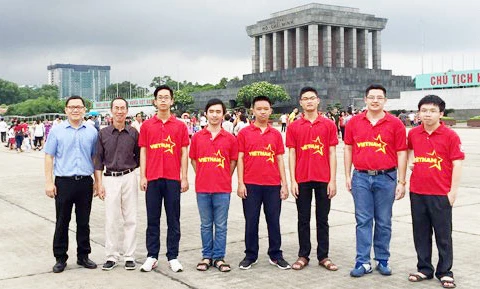 参加2016年国际数学奥林匹克竞赛的越南学生代表队（图片来源：sggp.org.vn） 