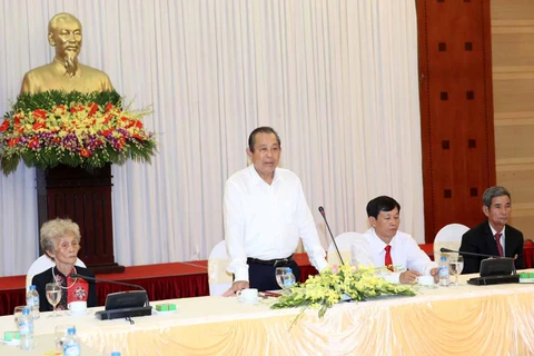 越南政府副总理张和平会见同塔省革命有功者代表团（图片来源：越通社）