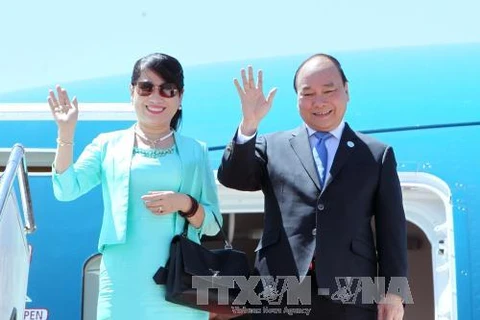 越南政府总理阮春福同夫人离开蒙古首都乌兰巴托。（图片来源：越通社）