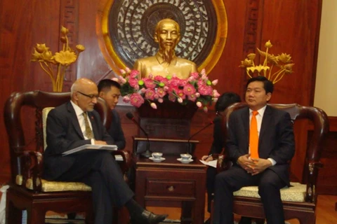 胡志明市市委书记丁罗升会见美国商务部助理部长阿伦·库玛。