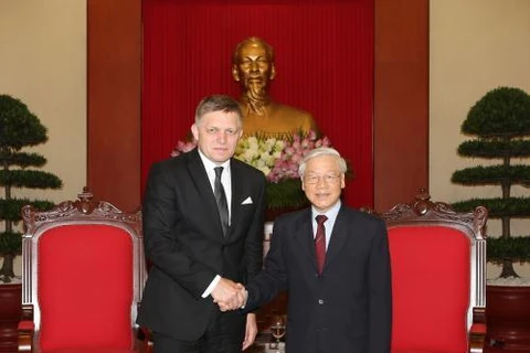 越共中央总书记阮富仲会见斯洛伐克总理罗伯特•菲乔。（图片来源：越通社）