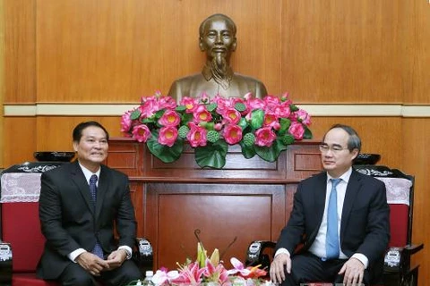 越南祖国阵线中央委员会主席阮善仁会见了正在访越的老挝建国阵线中央副主席占塔翁。