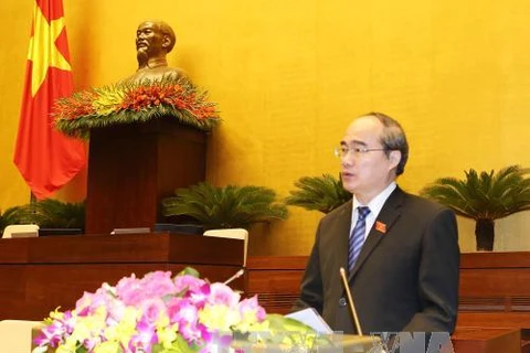 越南祖国阵线中央委员会主席阮善仁在会议上作报告（图片来源：越通社）