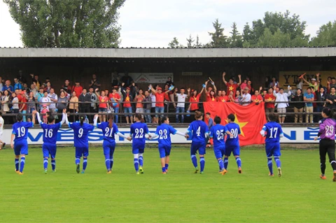 越南女足队球员庆祝胜利（图：体育报）