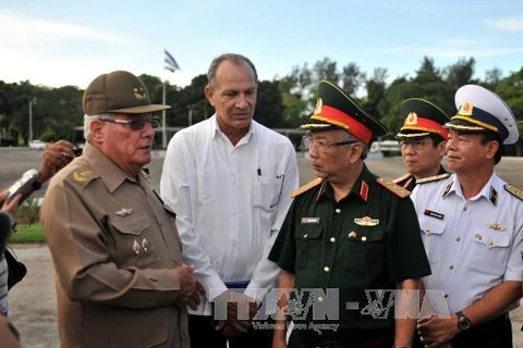 越南国防部副部长阮志咏与古巴革命武装力量部第一副部长兼总参谋长阿尔瓦罗•洛佩斯交谈