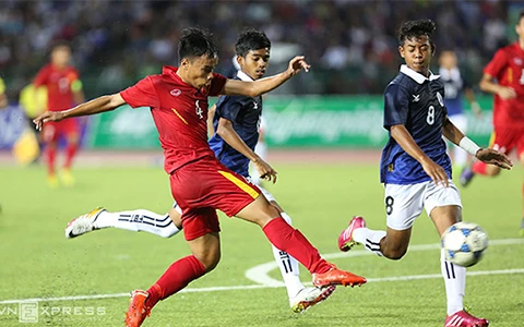 越南队的刻严（红衣）攻入全场唯一进球。