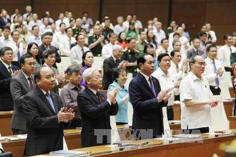 越南党和国家领导人热烈祝贺选举产生新一届国会领导班子（图片来源：越通社）
