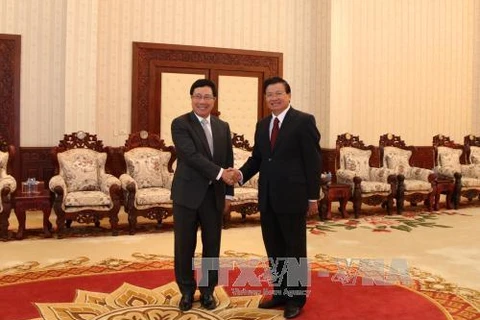 越南政府副总理兼外长范平明与老挝政府总理通伦•西苏里。