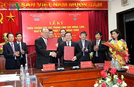 越南农民协会同日本东亚研究院在河内签署了农林渔业和农村发展领域合作协议