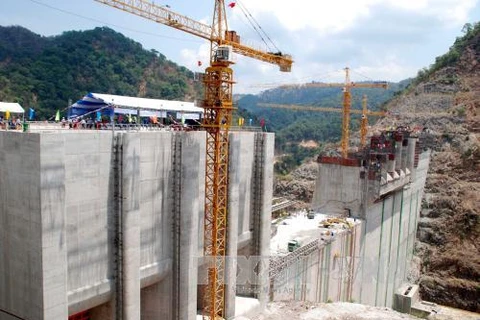 老挝正在兴建一座水电站（图片来源：越通社）