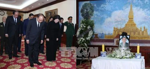 越南政府总理阮春福率团前往老挝驻越南大使馆悼念沙曼·维亚吉同志（图片来源：越通社）
