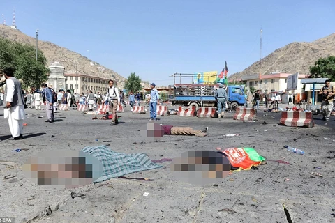 阿富汗首都喀布尔发生自杀式恐怖爆炸袭击现场（图片来源：Daily Mail)