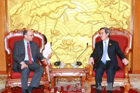 越共中央经济部部长阮文平会见美国财政部副部长内森·希茨（图片来源：越通社）