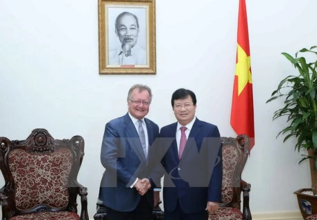 越南政府副总理郑廷勇​与约翰·奎尔奇教授（图片来源：越通社）