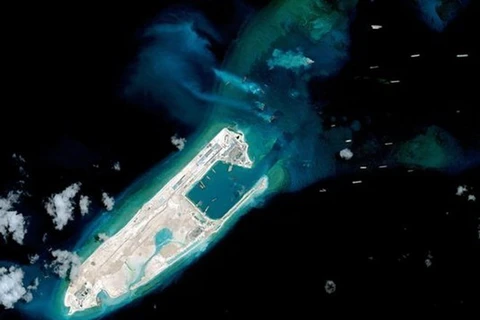 中国在越南长沙群岛十字礁非法建设人工岛（图片来源：AFP）