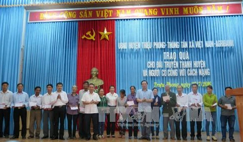 越南通讯社社长阮德利率团走访慰问广治省赵峰县优抚家庭，并向其赠送礼物。