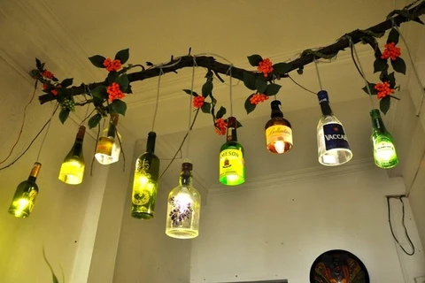 颜色耀眼的回收玻璃瓶让小咖啡馆别具特色（图片来源：http://kenh14.vn/）